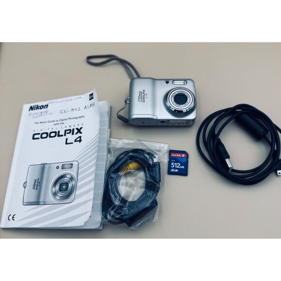 Nikon COOLPIX L4 4MP 3x Optical Zoom Silver Digital Camera - Picture 1 of 16